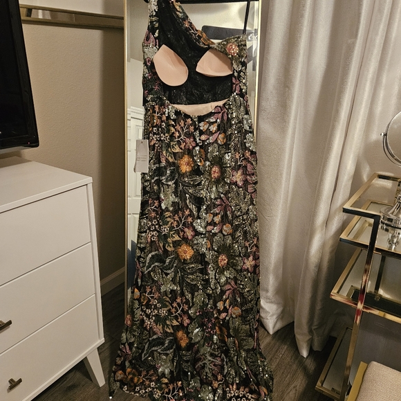 Mac Duggal Green and Black One Shoulder Embellished Gown with Slit for Prom - Picture 5 of 9